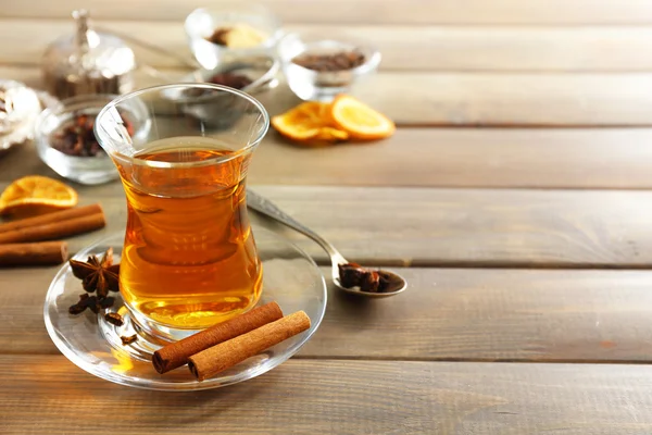 Tazza di tè di vetro su sfondo di legno — Foto Stock