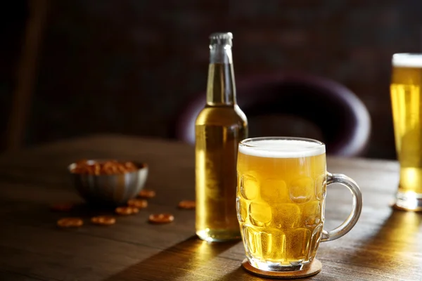 Glazen mok light bier met fles — Stockfoto