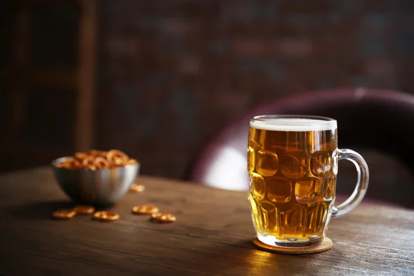 Скляна чашка легкого пива — стокове фото
