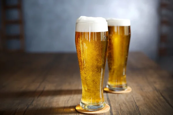 Dos vasos de cerveza ligera — Foto de Stock