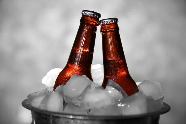 Бурые стеклянные бутылки пива — стоковое фото