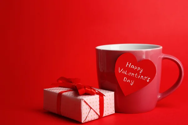 Tazza con biglietto di auguri e confezione regalo — Foto Stock