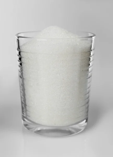 Vidrio antiguo lleno de azúcar granulada — Foto de Stock