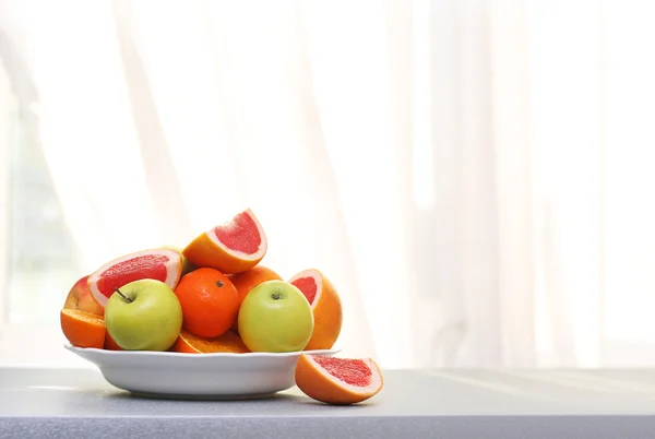 Prato de frutos maduros — Fotografia de Stock