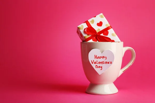 Tazza con biglietto di auguri e confezione regalo — Foto Stock