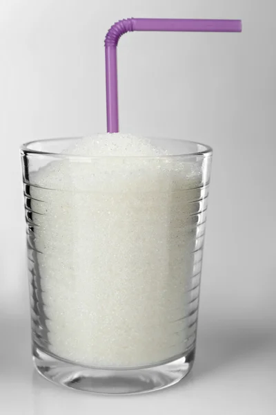 Bicchiere con zucchero semolato e paglia da cocktail — Foto Stock