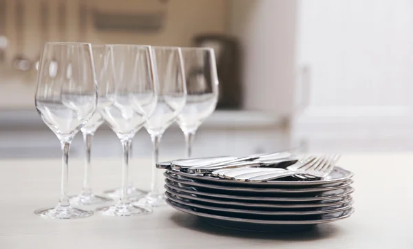 Prepared clean dishes for dinner party — Stock Photo, Image