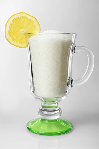 Kaca dengan gula granulasi dan lemon — Stok Foto