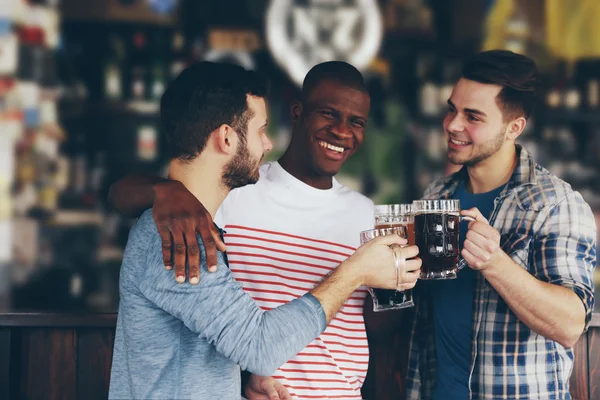 Grupo Amigos Felices Bebiendo Cerveza Pub — Foto de Stock