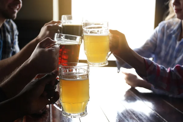 Amigos bebiendo cerveza — Foto de Stock