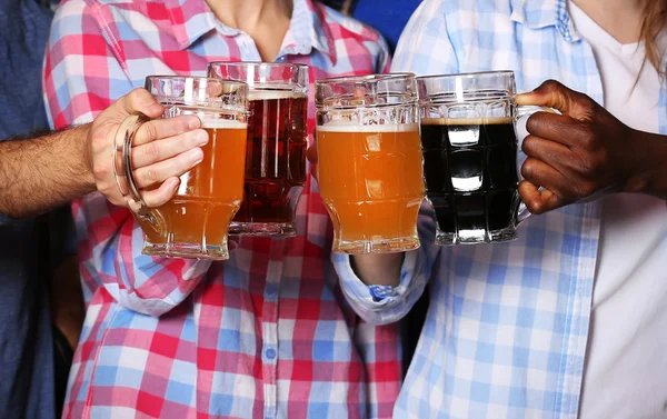 Friends drinking beer — Stock Photo, Image