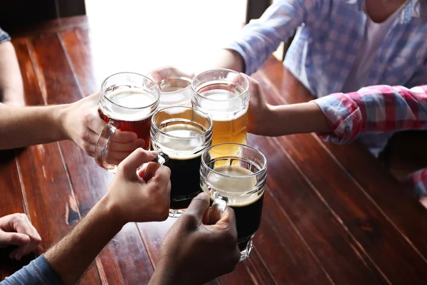 Amigos bebiendo cerveza — Foto de Stock