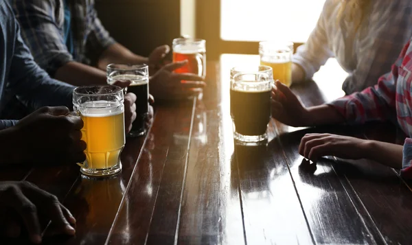 Друзі, пити пиво — стокове фото