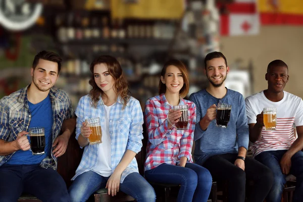 Gruppo Amici Felici Che Bevono Birra Pub — Foto Stock