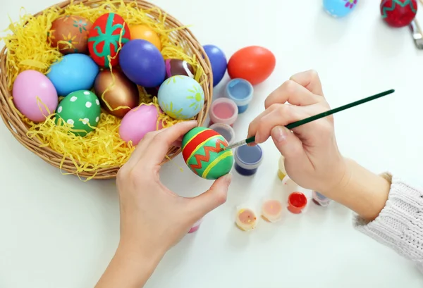 Mãos femininas pintando ovo de Páscoa — Fotografia de Stock
