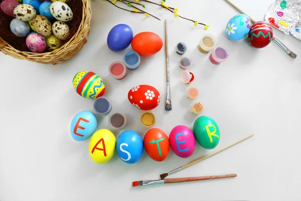 Renkli Paskalya yumurtaları ile Boya fırçaları — Stok fotoğraf