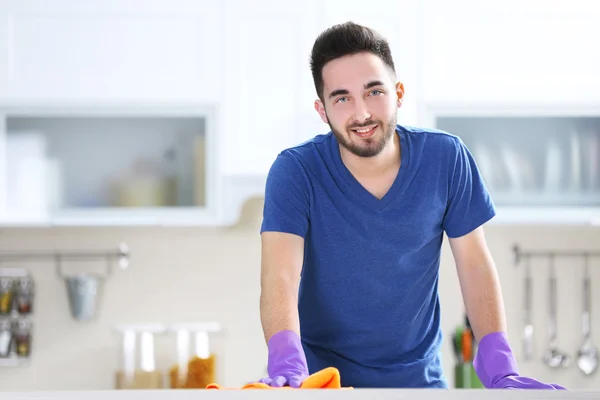 Uomo tavolo di pulizia — Foto Stock