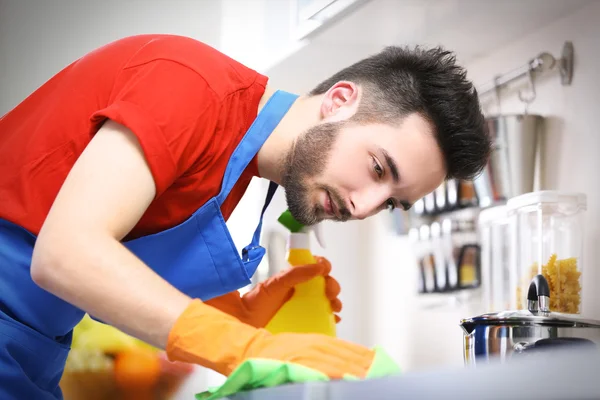 Homem de limpeza fogão — Fotografia de Stock
