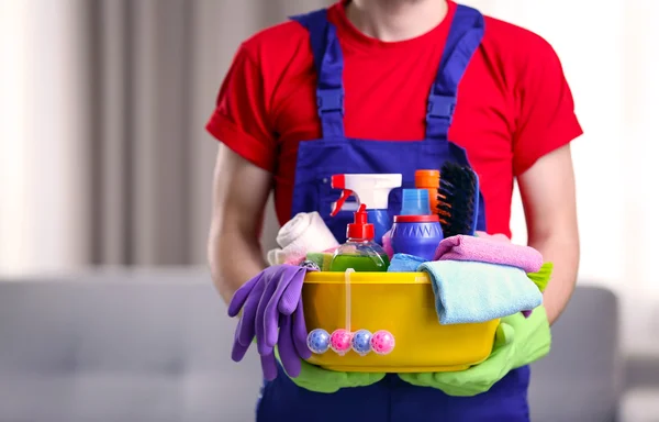 Homem Segurando Bacia Plástico Com Detergentes Dentro Casa — Fotografia de Stock