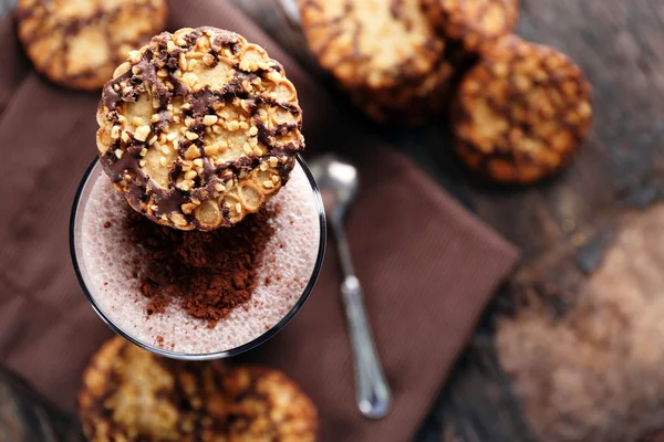 Délicieux cocktail au lait avec biscuits — Photo