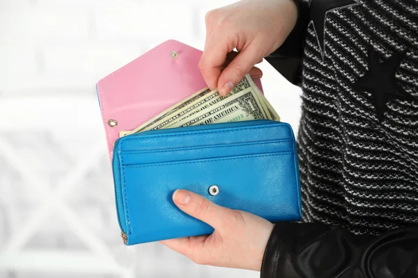 Woman takes out money — Stock Photo, Image