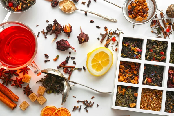 Taza de té y deliciosos ingredientes en la mesa — Foto de Stock