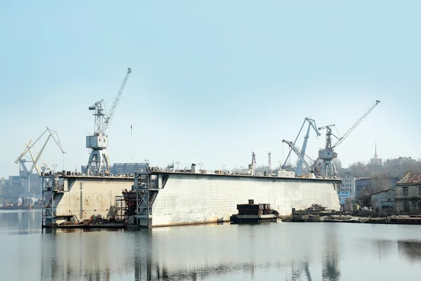 Grúas grandes en el astillero — Foto de Stock