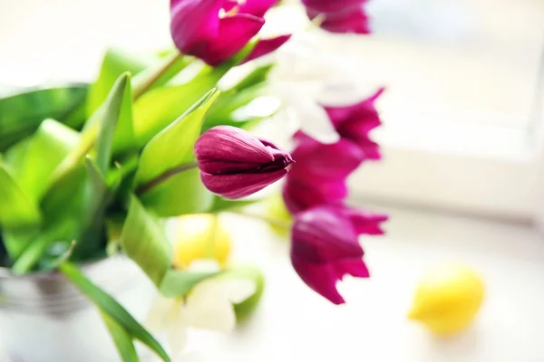 Un ramo de tulipanes violetas en un alféizar de la ventana, de cerca —  Fotos de Stock