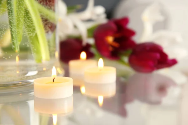 紫郁金香和蜡烛 — 图库照片