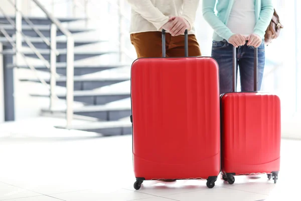 Coppia in attesa con valigie — Foto Stock