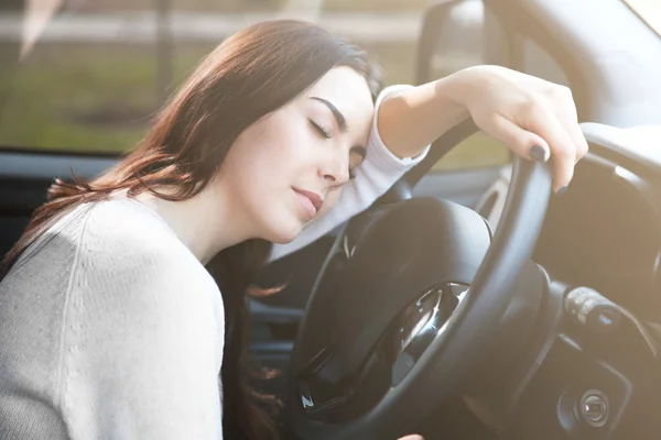 Mujer dormida en el volante — Foto de Stock