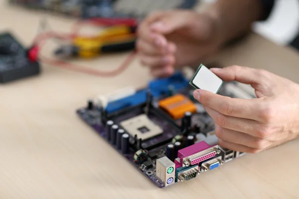 Engenheiro de reparação de detalhes do computador — Fotografia de Stock