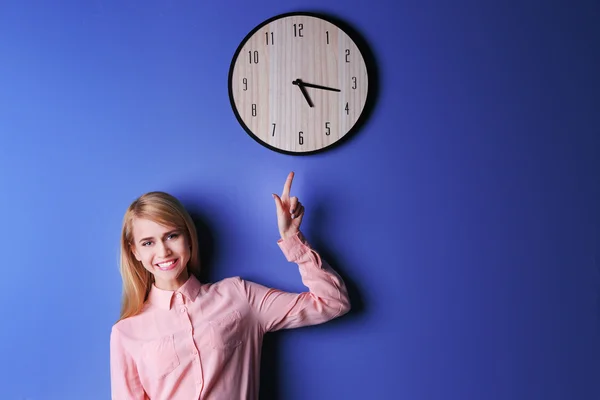 Attraktive Frau unter der Uhr — Stockfoto