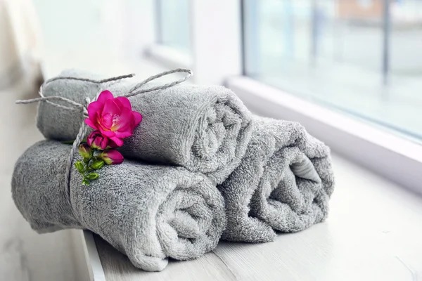 Close-up de toalhas com flores — Fotografia de Stock