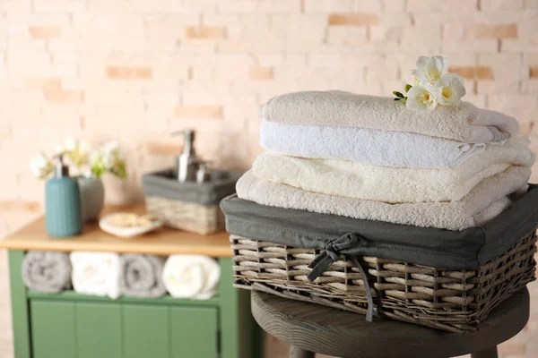 Ванные полотенца в плетеной корзине — стоковое фото