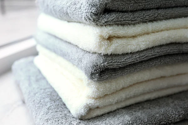 Graue und weiße Handtücher — Stockfoto