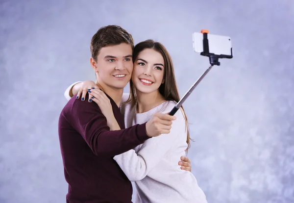 Tiener Paar Foto Door Hun Zelf Met Mobiele Telefoon Maken — Stockfoto