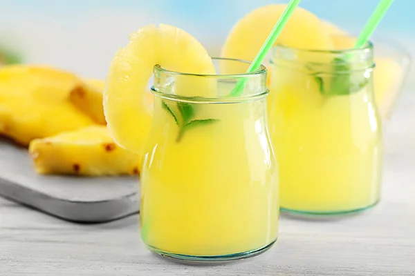 Ananas cocktail i glasburkar på träbord närbild — Stockfoto
