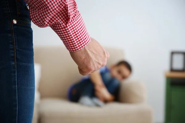 Far Knytnäve Som Bestraffning Och Liten Pojke Liggande Soffan Inomhus — Stockfoto