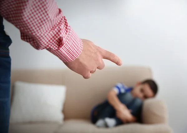 Père Poing Comme Punition Petit Garçon Couché Sur Canapé Intérieur — Photo