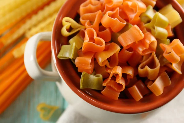Olika typer av pasta i pan närbild — Stockfoto