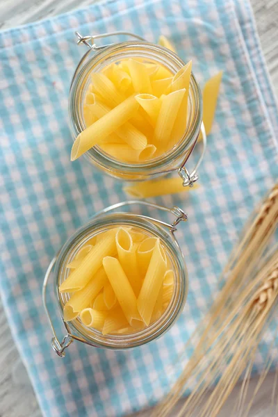 Rå pasta på rutig Servett, ovanifrån — Stockfoto