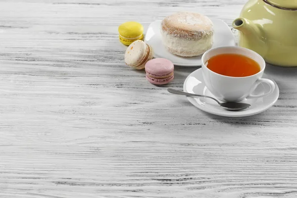 Tasse Tee mit leckerem Kuchen und Makronen — Stockfoto