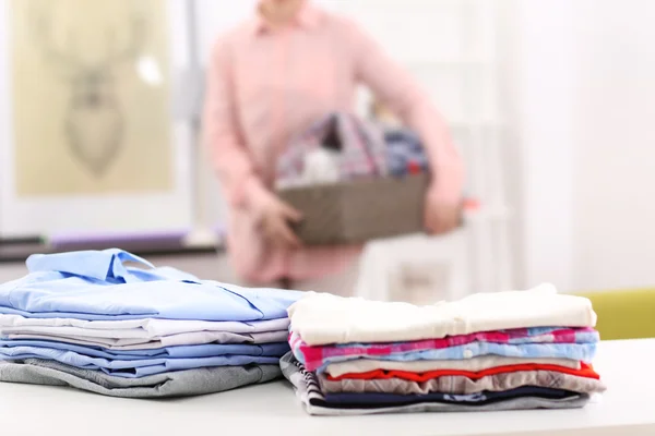 Vrouw samenstellen van kleding in de kamer — Stockfoto