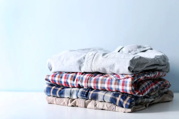 Mannelijke kleding op tafel — Stockfoto