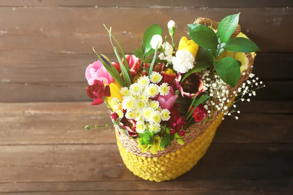 Bouquet di fiori freschi in un cesto di vimini — Foto Stock