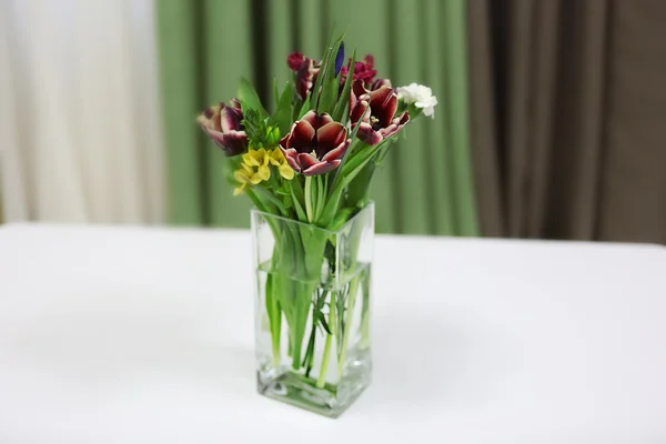 白いテーブルに生花の花束 — ストック写真