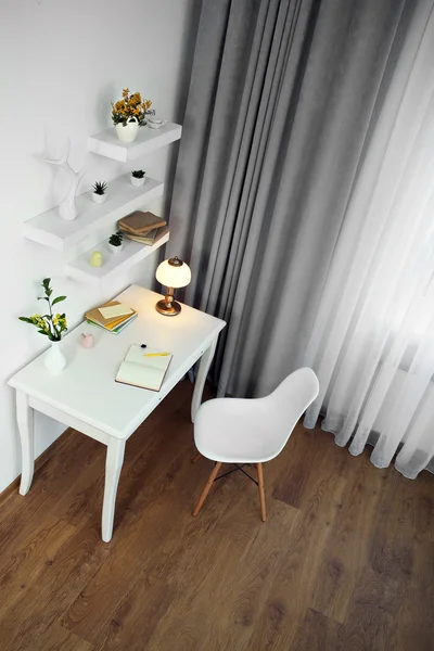 Moderne kamer interieur. Stijlvolle werkplek. — Stockfoto