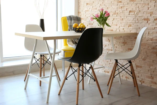 Mesa de jantar com conjunto de cadeiras . — Fotografia de Stock