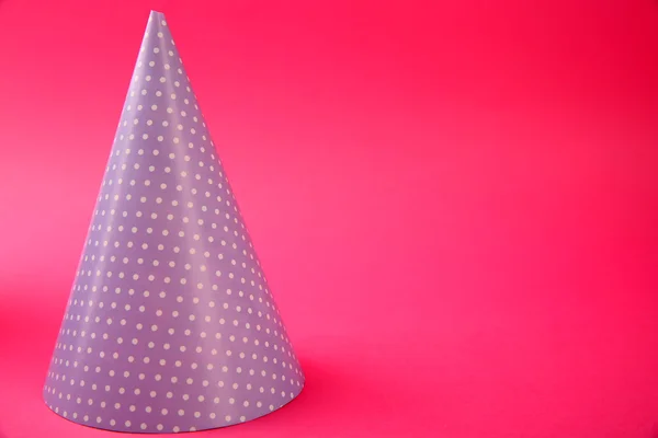 Sombrero de cumpleaños punteado sobre fondo rosa — Foto de Stock